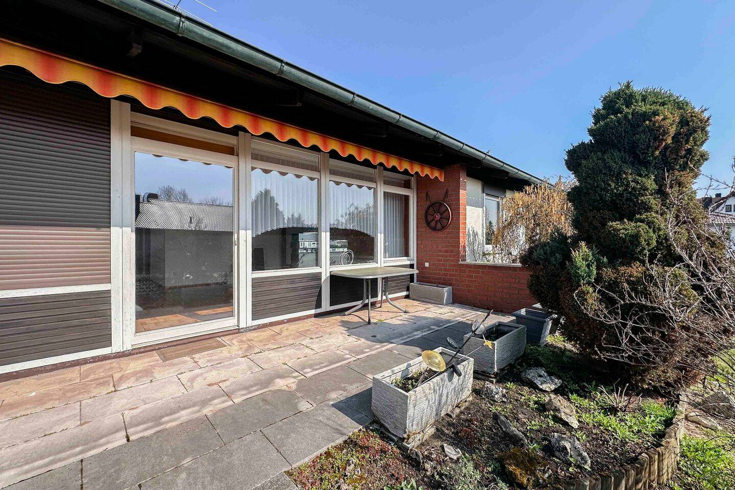Bungalow-Stil mit großzügigem Keller und Einliegerpotenzial auf sonnigem Grundstück, 91353 Hausen