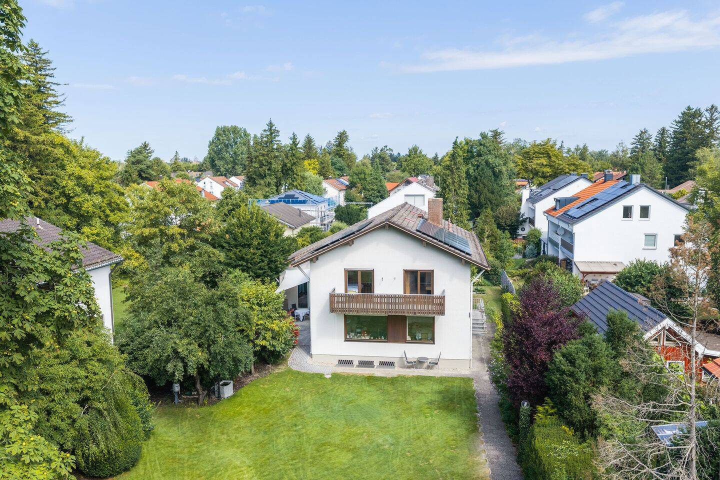 Viel Raum für Ihre Pläne: Ein-/Zweifamilienhaus mit großem Grundstück in Top-Lage von Gröbenzell, 82194 Gröbenzell