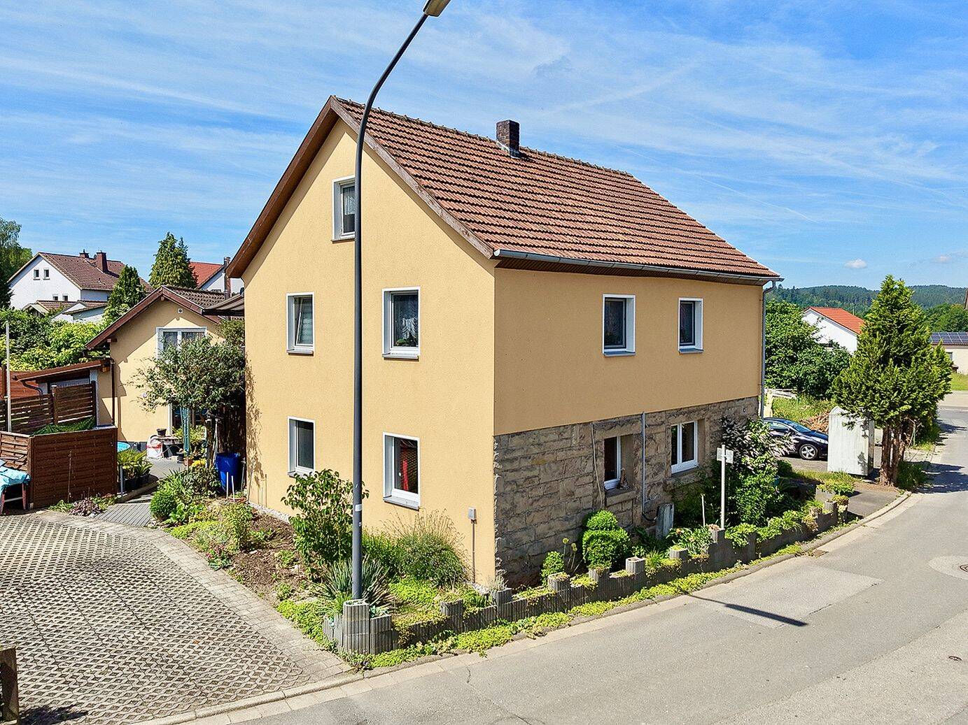Solides Wohnhaus mit Garten und Nebengebäude in zentraler Lage von Reitsch, 96342 Stockheim