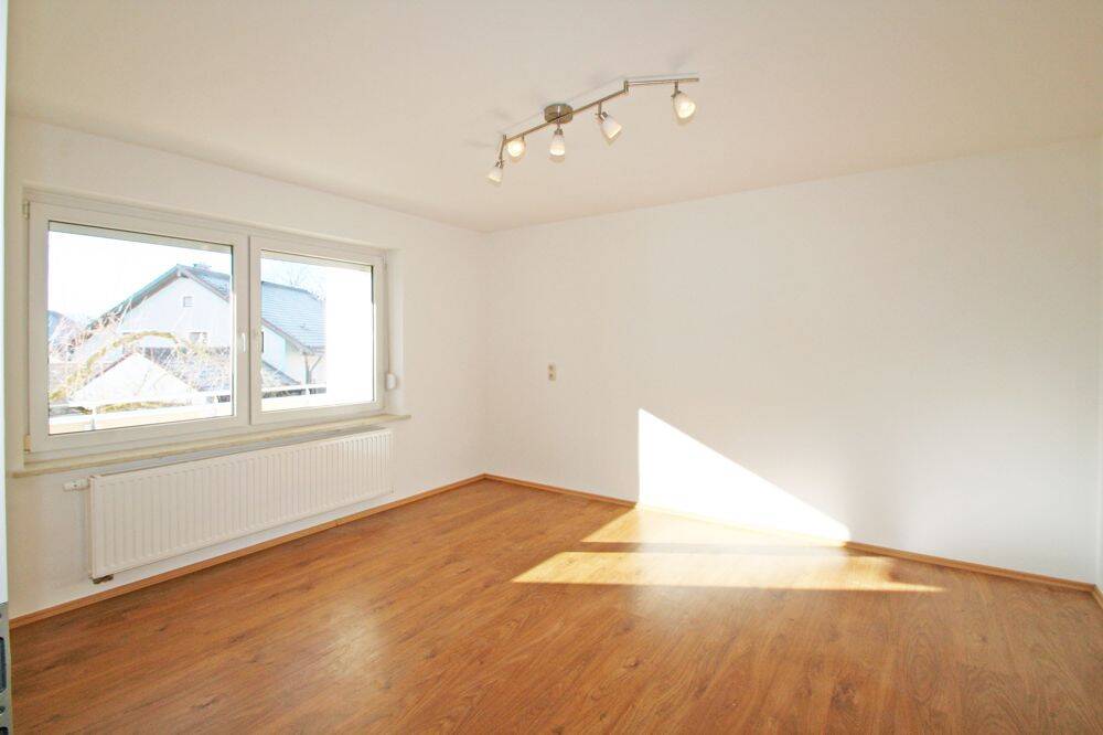 Modernisierte, helle 2-Zimmer-Wohnung mit S/W-Balkon und verglaster Loggia in Neugablonz, 87600 Kaufbeuren