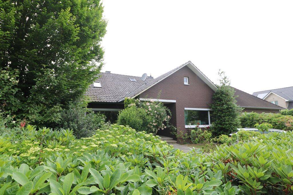 Topzentral gelegenes, modernisiertes Einfamilienhaus mit Garage auf schönem Gartengrundstück, 49661 Cloppenburg