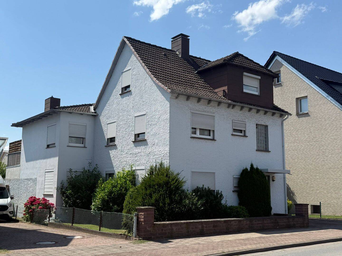 1-2 Familienwohnhaus mit großem Balkon und 2 Garagen in guter, zentrumsnaher Wohnlage von Holzminden, 37603 Holzminden