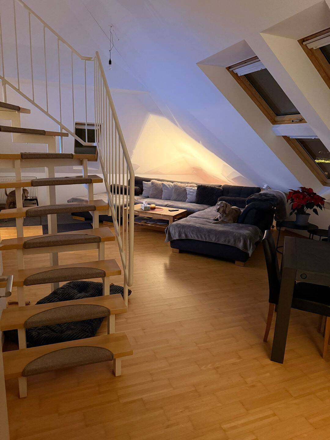 Hochwertige 2,5-Zimmer-Dachgeschosswohnung mit Homeoffice, Einbauküche und 2 TG-Stellplätzen in Köln, 50858 Köln (Lindenthal Junkersdorf Weiden)