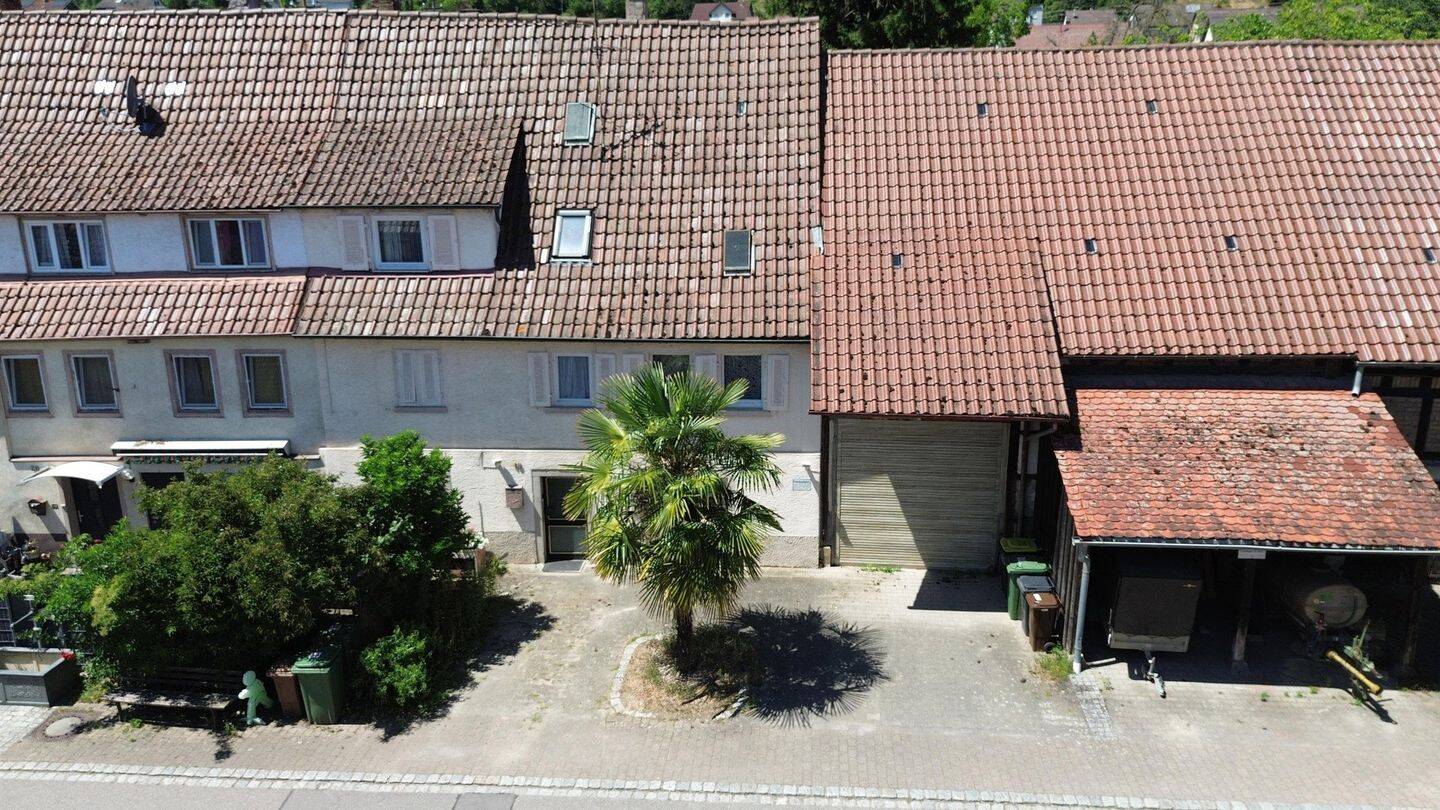 Charmante Doppelhaushälfte mit großer Scheune und großem Garten, 75417 Mühlacker