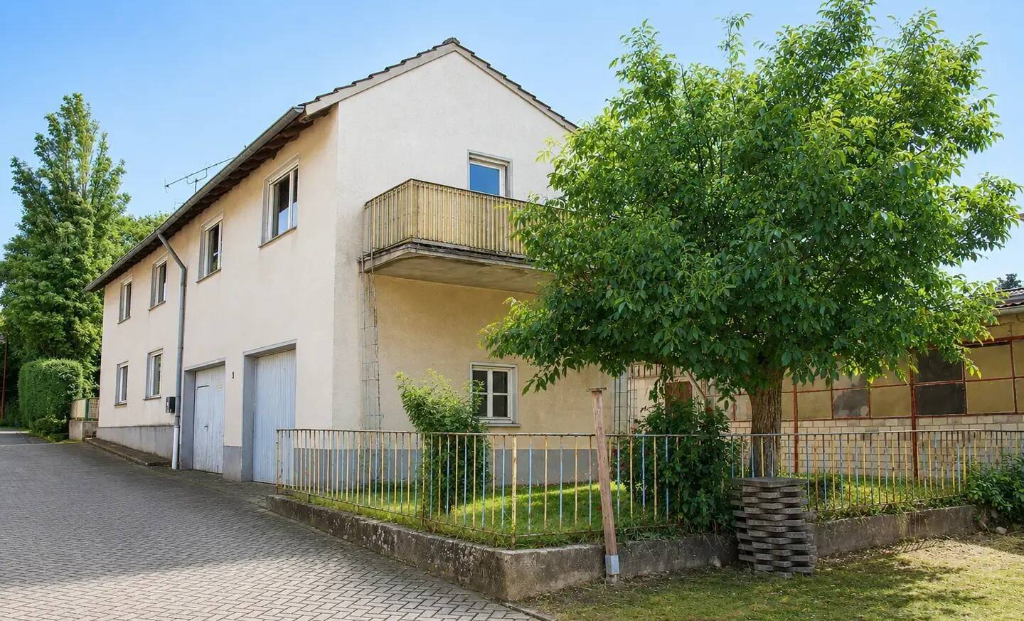 Einfamilienhaus mit Innenhof, Halle, Nebengebäuden und Garage – seltene Kombination in ruhiger Lage, 53501 Grafschaft