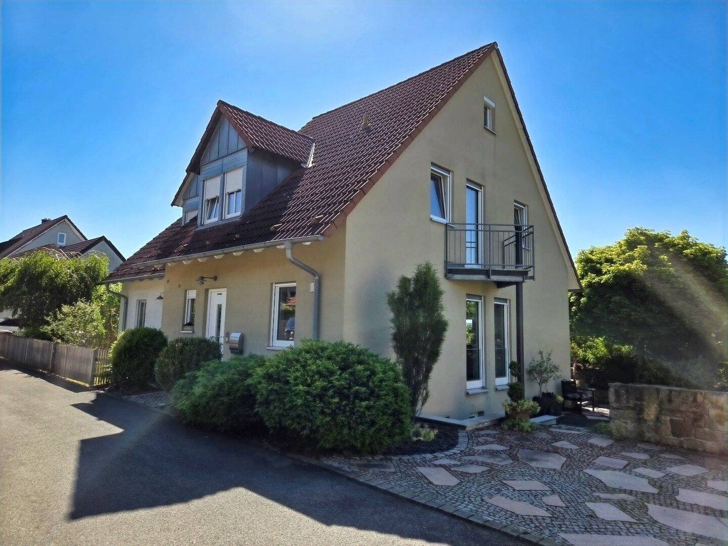 Charmante Doppelhaushälfte mit Garage und Garten in beliebter & ruhiger Siedlungslage von Untertheres, 97531 Theres