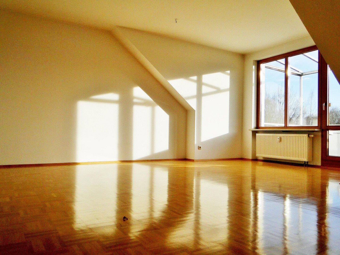 Helle 3 Zi DG WHG mit Südbalkon und EBK – Teil Möbliert, 85435 Erding