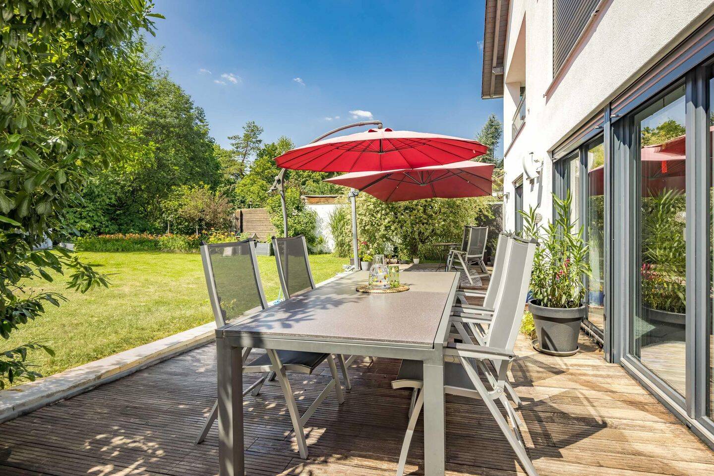 Drei Einheiten unter einem Dach: Modernes Familienhaus mit Garten in Augsburg-Hochzoll, 86163 Augsburg (Hochzoll)