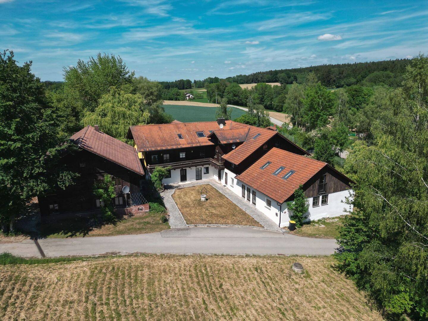 Vielseitig nutzbares Anwesen mit 5 Wohneinheiten, Lagerhalle und Teich, 84364 Bad Birnbach