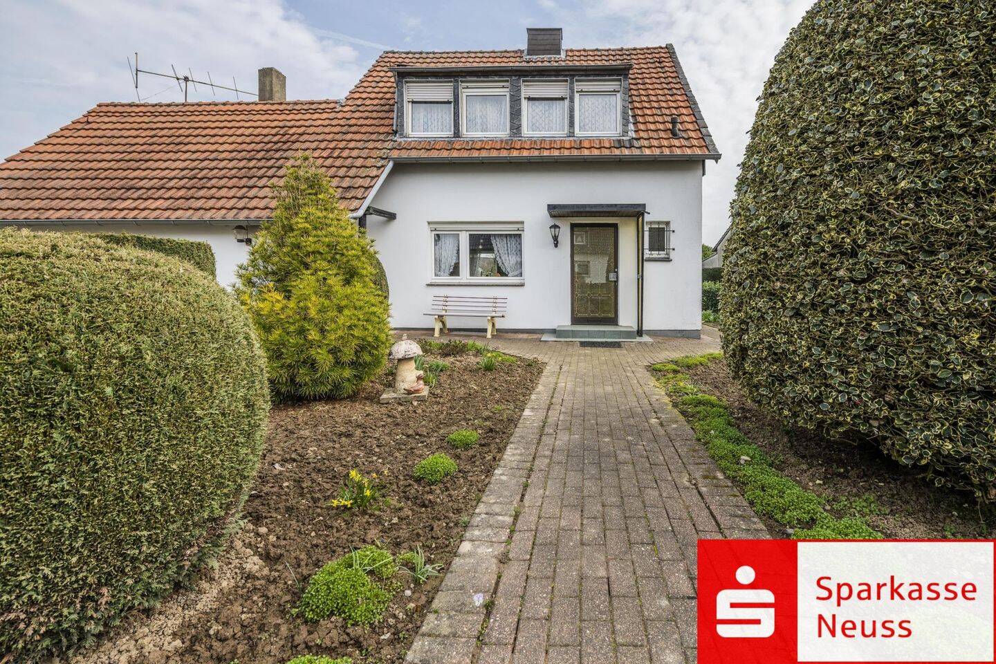 Potenzial trifft Idylle – Einfamilienhaus mit weitläufigem Garten, 41516 Grevenbroich