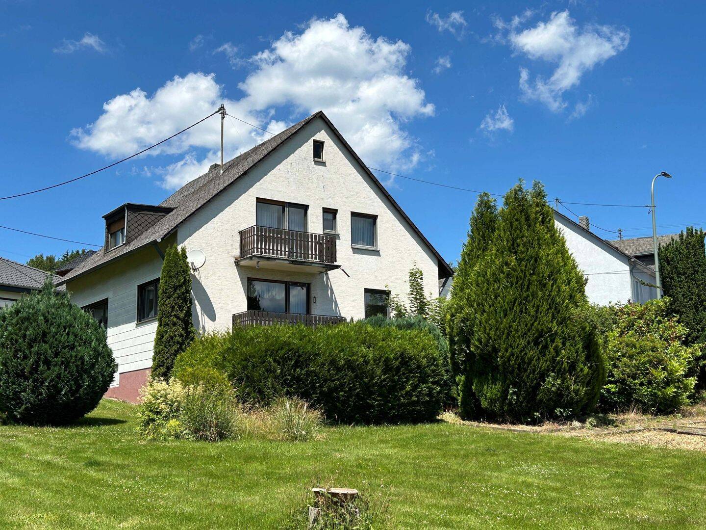 Großzügiges Einfamilienhaus auf ca. 2.160 m² Grundstück mit Entwicklungspotenzial in Herl, 54317 Herl