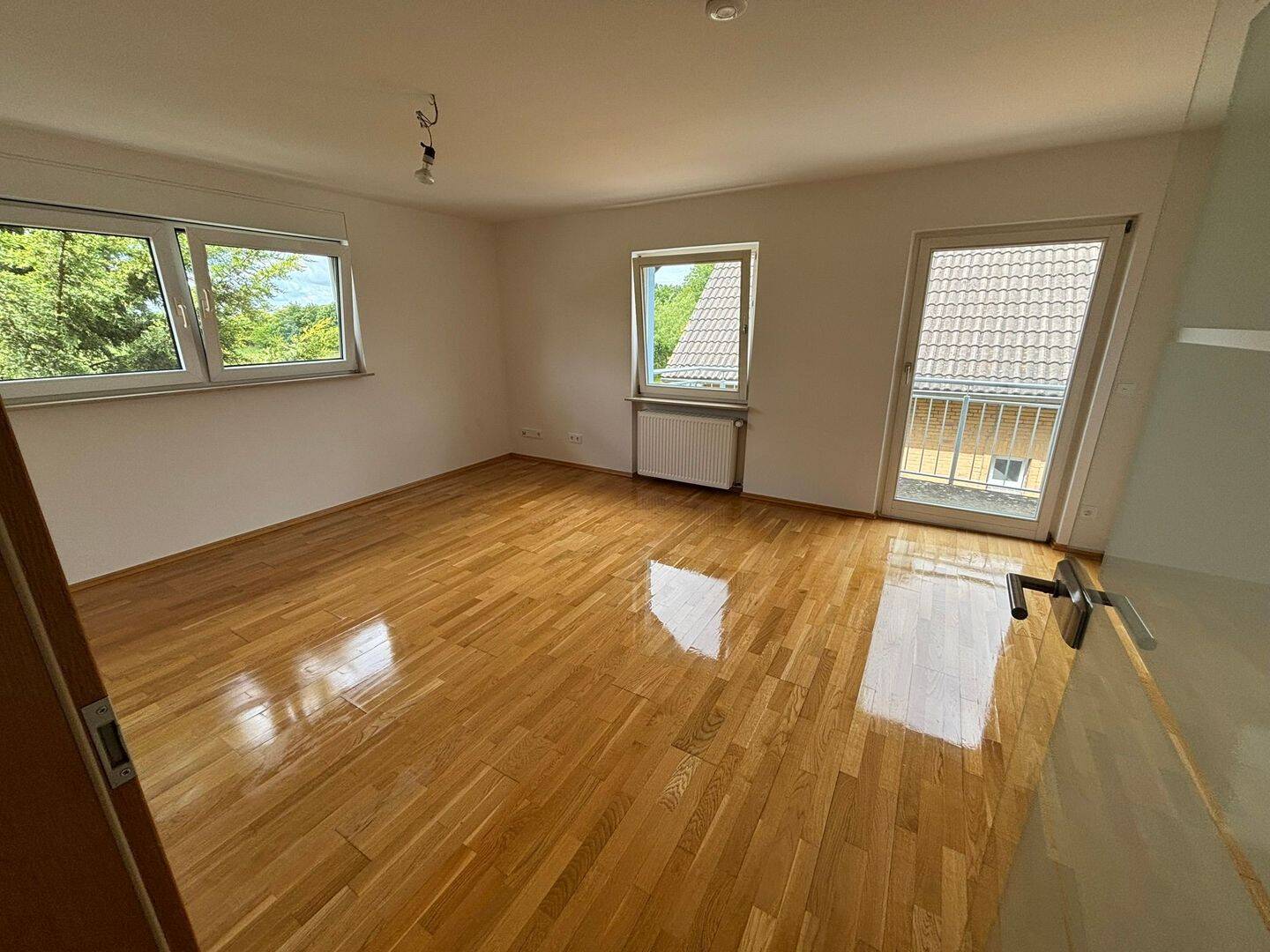 Charmante OG-Wohnung mit Balkon, hochwertiger Einbauküche und Parkplätzen, 52428 Jülich