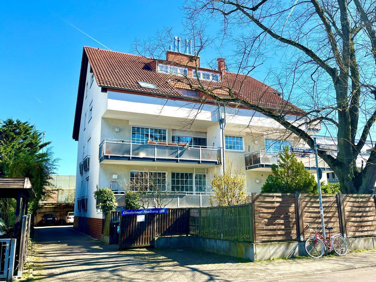 Dachgeschoss-Maisonette mit Loggia und Sonnenbalkon, zwei Bädern und Abstellraum im Gartenhaus, 60431 Frankfurt am Main