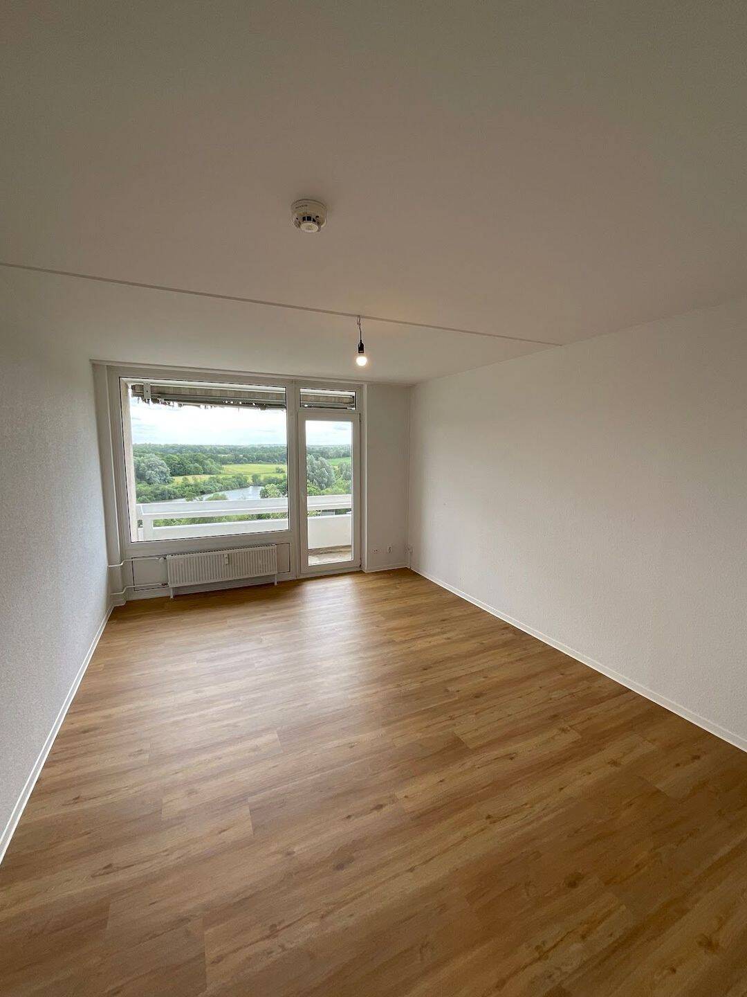 2 Zimmer Wohnung, frisch für sie saniert mit wunderschönem Blick., 24109 Kiel (Hasseldieksdamm Mettenhof)