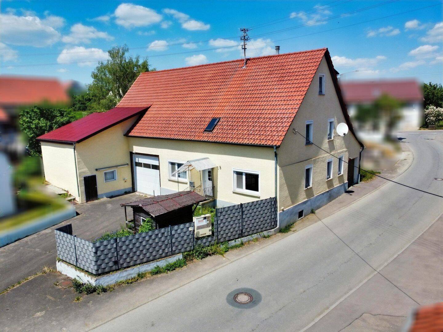 Wohnen, Schrauben, Arbeiten – Einfamilienhaus mit großer Werkstatt, Garagen und Womo-Stellplatz, 72513 Hettingen