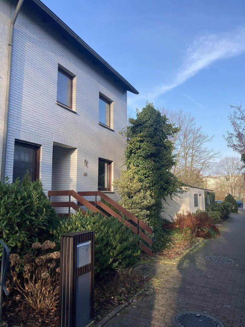 Grundsolides, großes Reihenendhaus in Langenhagen / Krähenwinkel von Privat, 30855 Langenhagen