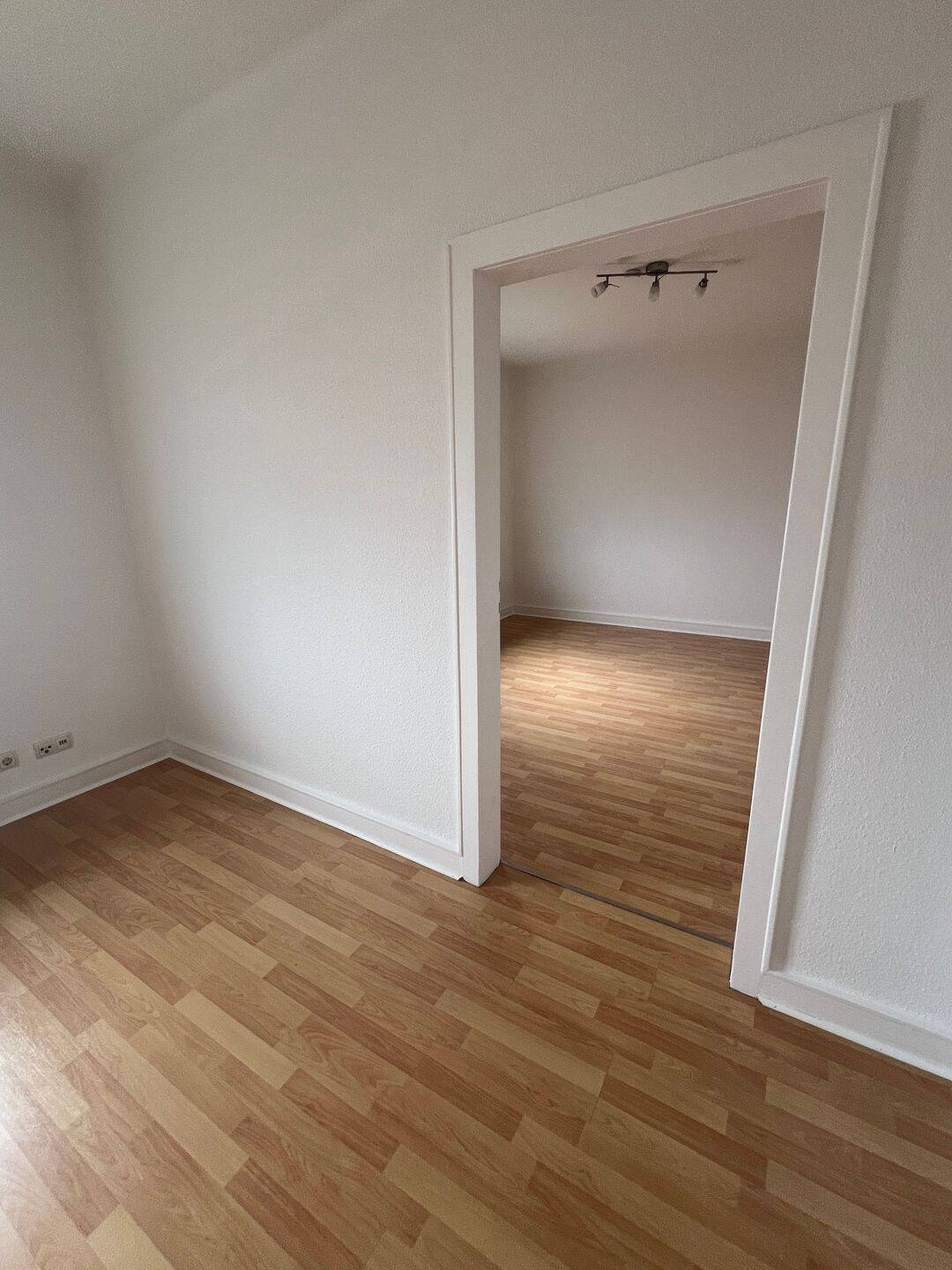 Gemütliche 3-Zimmer-Wohnung: Wohnküche, Loggia, Bad mit Fenster, großer Keller, 67227 Frankenthal (Pfalz)