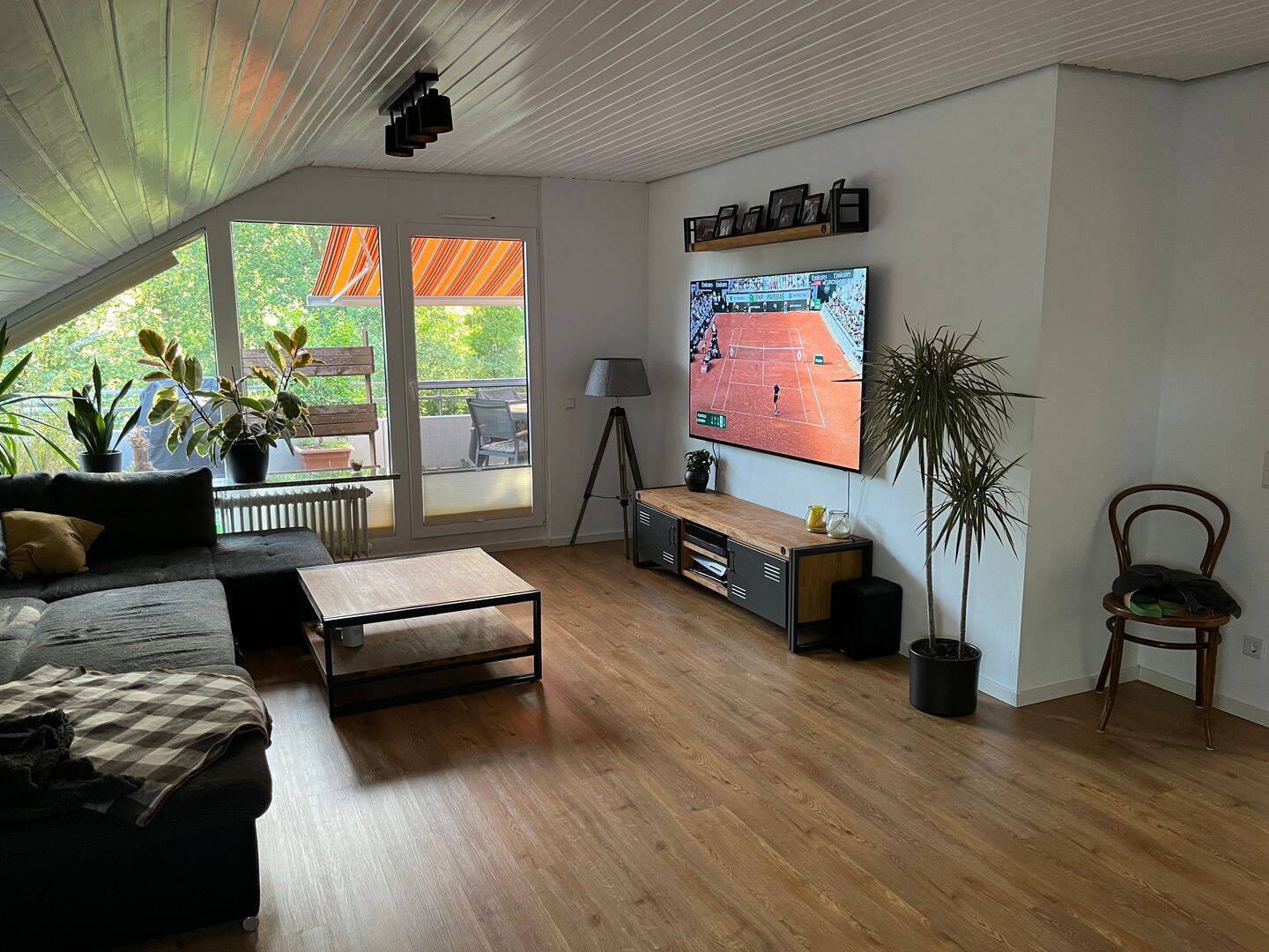 Moderne 3-Zimmer-Dachgeschosswohnung mit großem Balkon, Garage und Einbauküche in Singen, 78224 Singen (Hohentwiel)