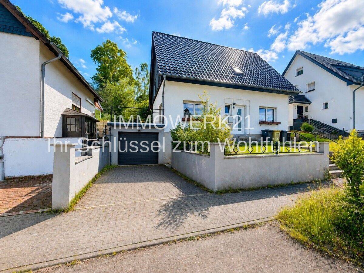 Charmantes Zweifamilienhaus mit Terrasse & Garten – Hohes Vermietungspotenzial – Kernsaniert, 53940 Hellenthal