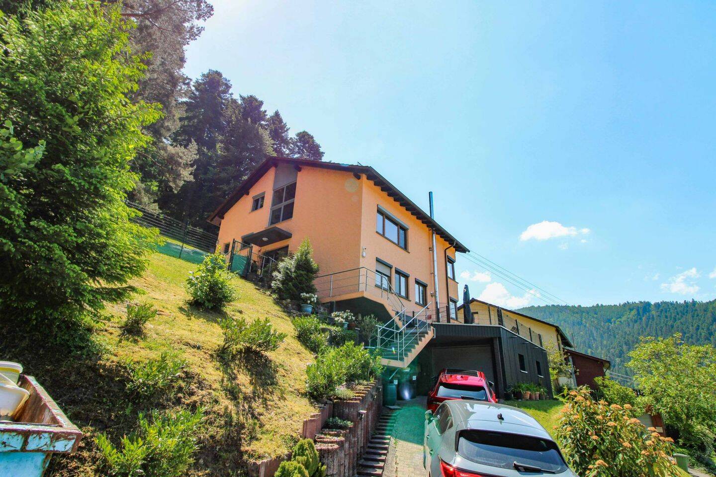 Ruhig gelegenes Wohnhaus mit hochwertiger Modernisierung und traumhaftem Blick über Calmbach, 75323 Bad Wildbad
