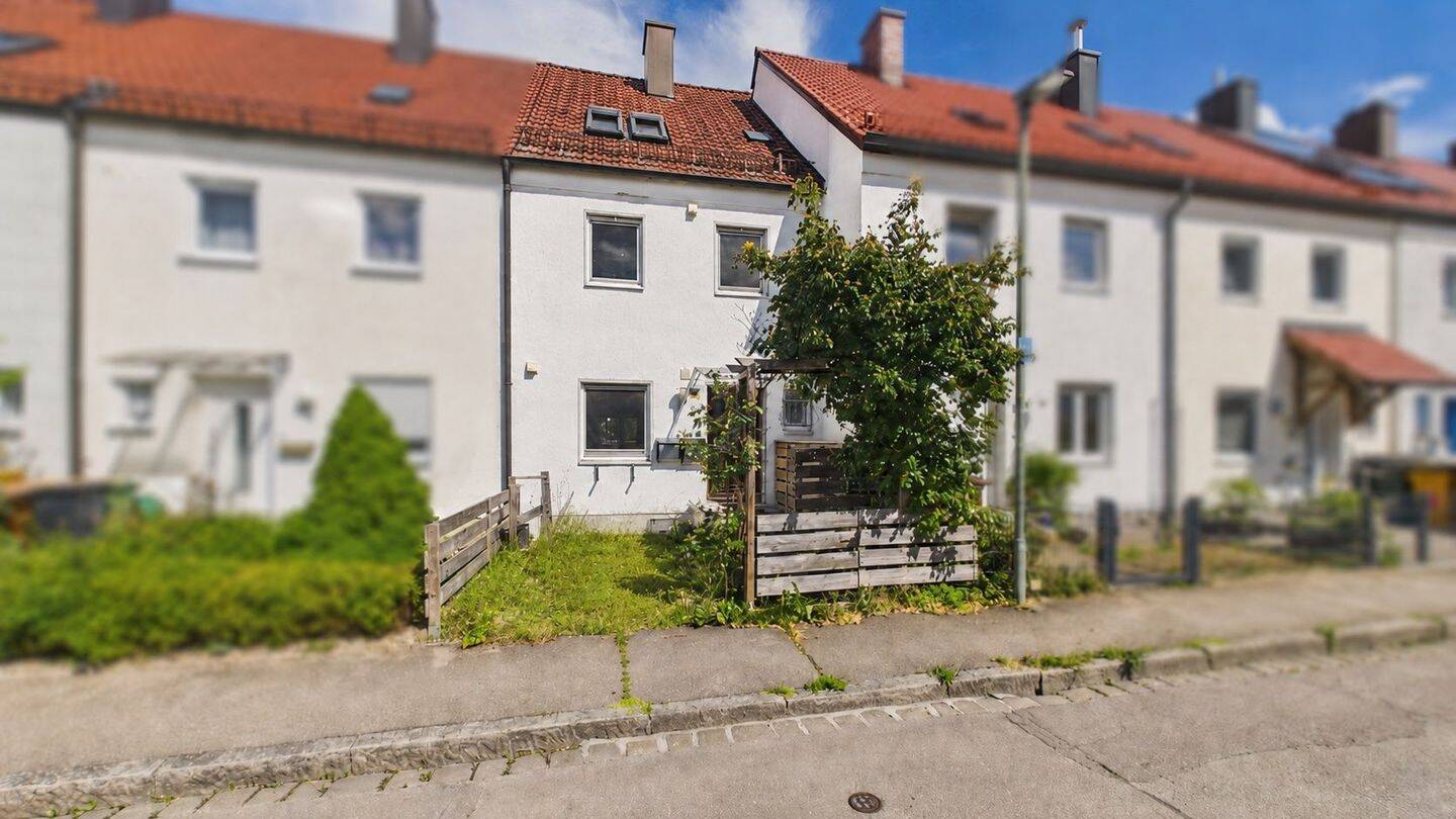Familienfreundliches Reihenmittelhaus mit Garten, Balkon und Potenzial in Haunstetten, 86179 Augsburg (Haunstetten Siebenbrunn)
