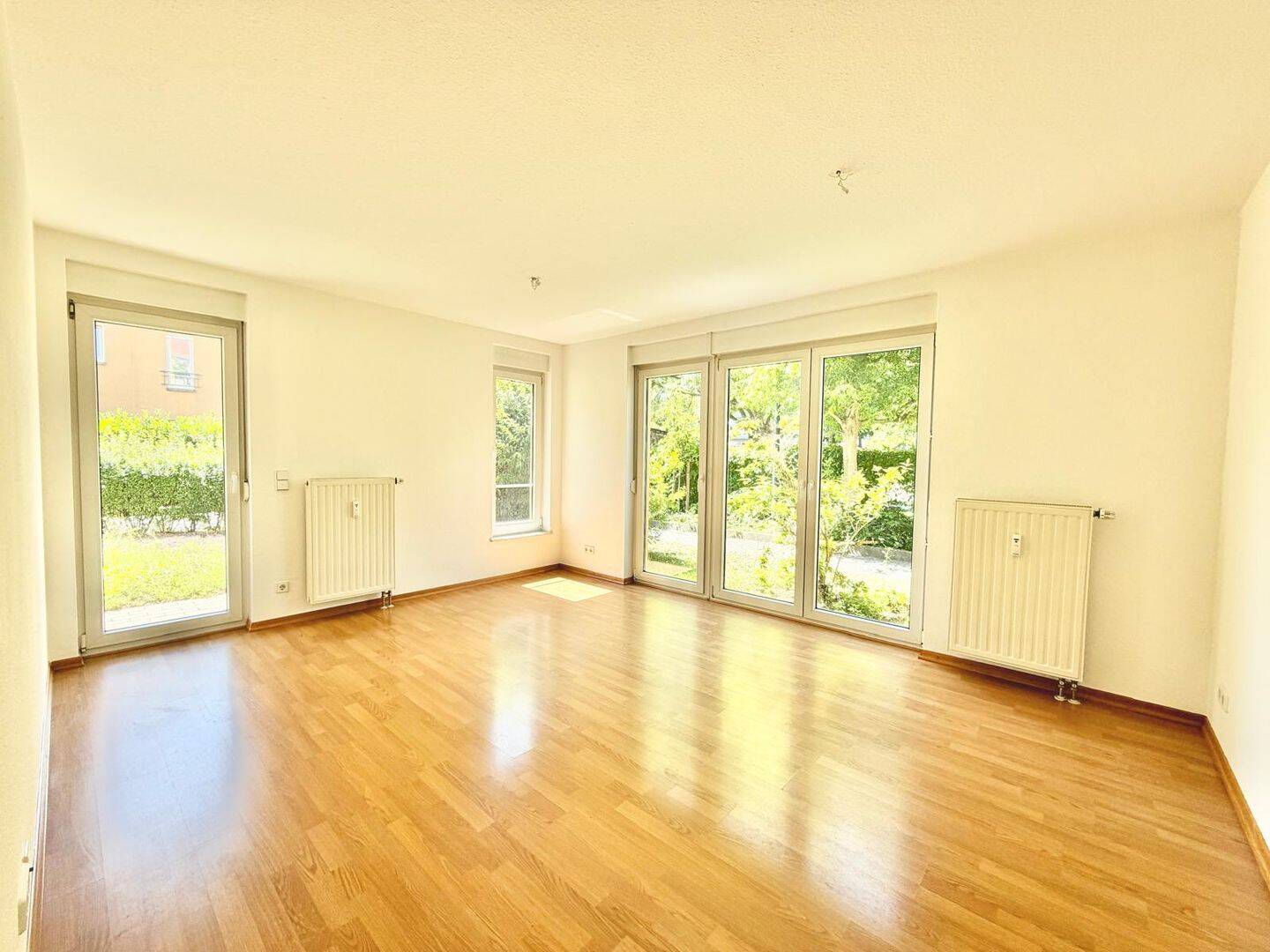 Bezugsfreie 2-Zimmer-Terrassenwohnung mit eigenem Garten und TG-Stellplatz, 1309 Dresden