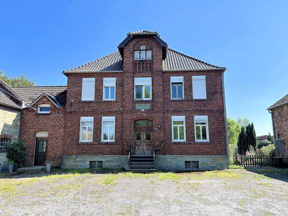 Viel Platz für neue Pläne: Zweifamilienhaus mit Nebengebäuden in Erwitte-Ebbinghausen!, 59597 Erwitte