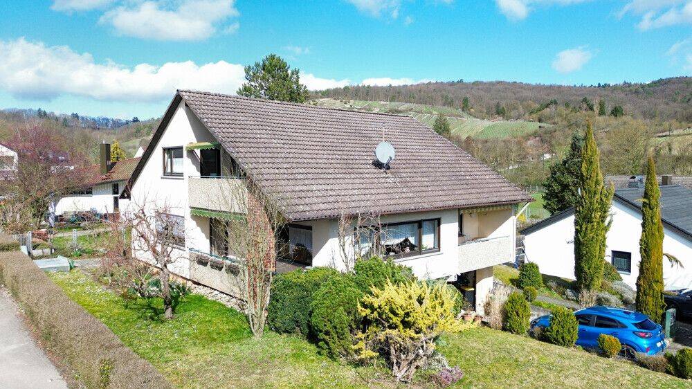 2-Familienhaus in idyllischer Lage mit Garage und großem Garten, 74343 Sachsenheim