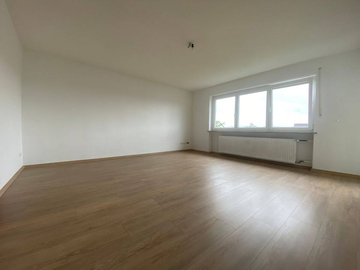 Sehr schöne, große 4-Zimmer-Wohnung mit Balkon in Irchenrieth zu vermieten!, 92699 Irchenrieth