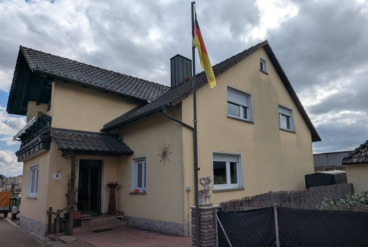 Hier beginnt Ihr neues Zuhause – Großzügiges Wohnhaus mit Gartenhaus, Weinberg und Doppelgarage, 97291 Thüngersheim