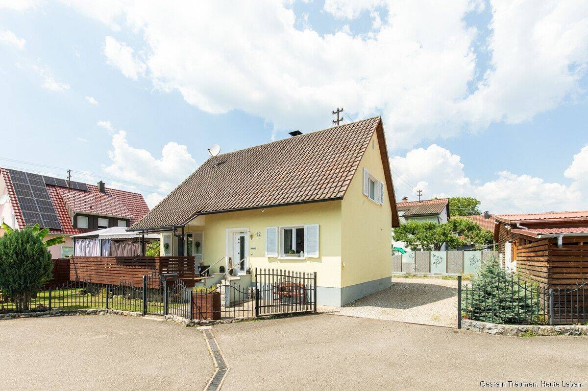 Freistehendes Einfamilienhaus mit Pool, mediterranem Garten, großer Werkstatt und Garage, 79664 Wehr