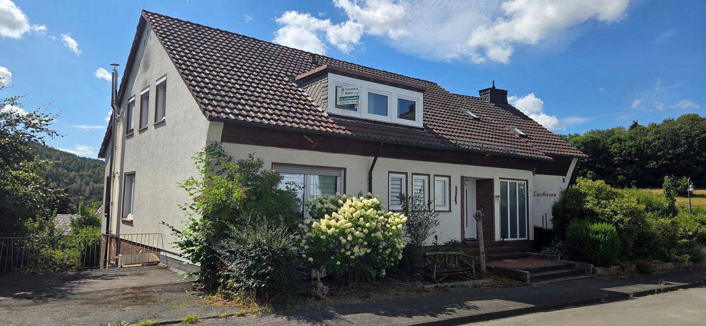Großzügiges Wohnhaus (ehemals Pension) mit Einliegerwohnung in guter Lage von Bad Berleburg, 57319 Bad Berleburg