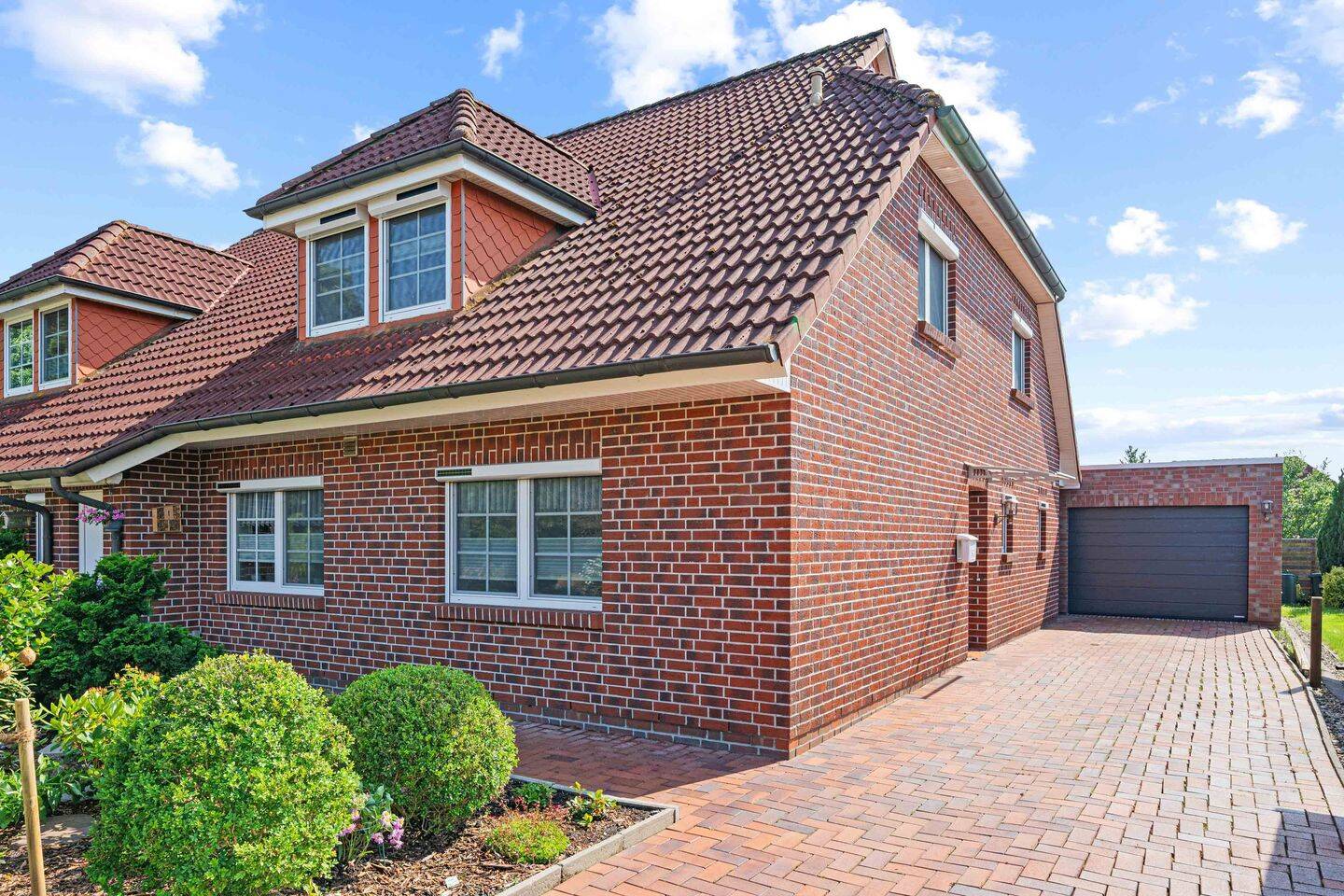 Einziehen und wohlfühlen – hochwertig modernisierte Doppelhaushälfte mit Süd-West-Terrasse und neuer Garage, 26506 Norden