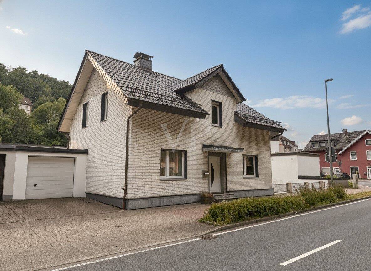 Weißes Charakterhaus von 1899 am grünen Volmehang, 58579 Schalksmühle