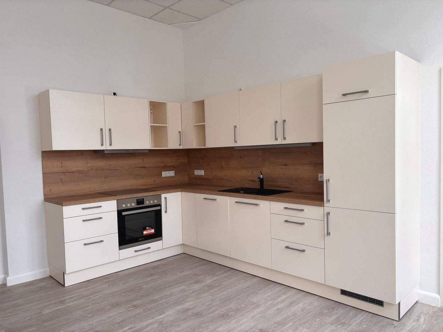 WG geeignet – teilmöblierte 3-Raum-Wohnung mit Einbauküche in Stadtmitte, 3046 Cottbus (Mitte Spremberger Vorstadt Ströbitz)