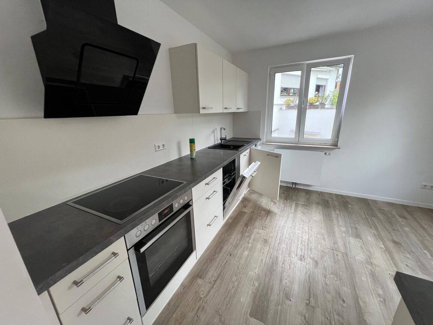 Moderne Wohnung in traumhafter Lage in Uhlbach mit großem Balkon, 70329 Stuttgart (Hedelfingen Obertürkheim Rohracker Uhlbach)