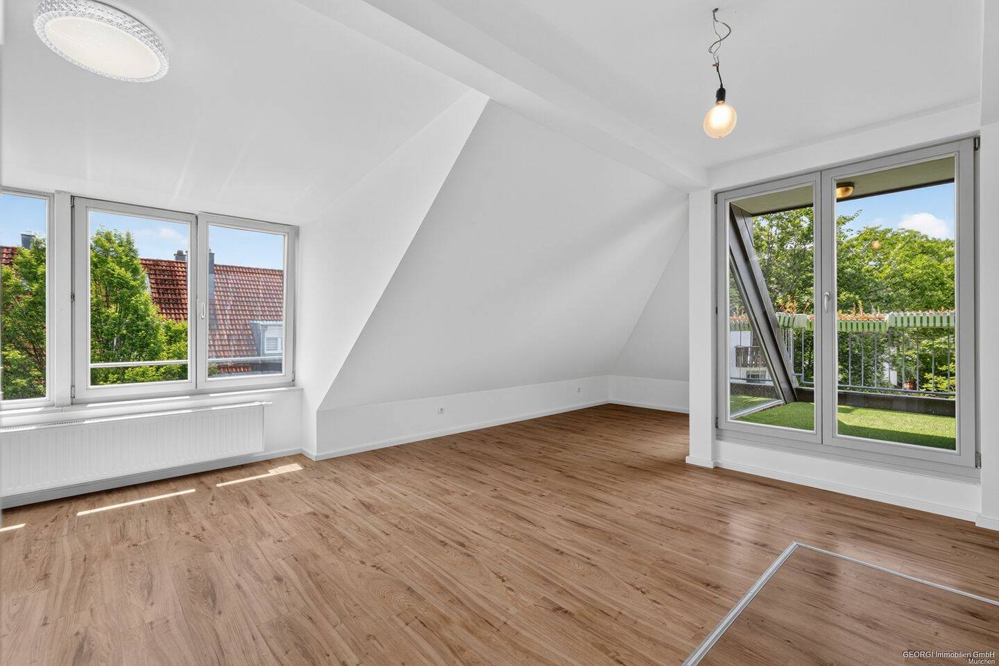 GEORGI: helle Dachgeschosswohnung mit Südwestbalkon in einem 4-Parteien-Haus, 81249 München (Allach-Untermenzing Aubing-Lochhausen-Langwied Pasing-Obermenzing)