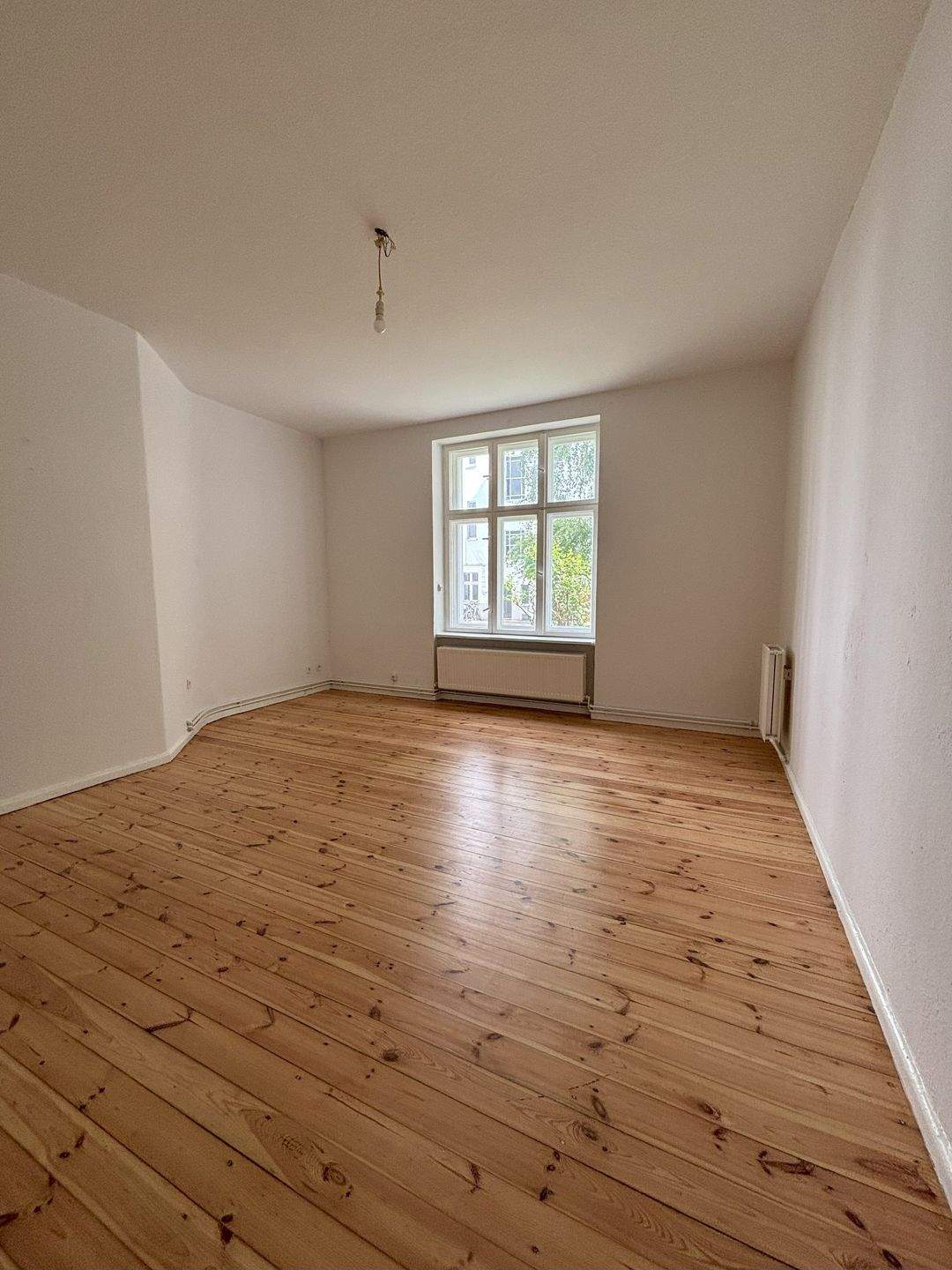 Wohnen im klassischen Altbau: Helle 1-Zimmer-Wohnung mit Gartenoption in Toplage der City West!
