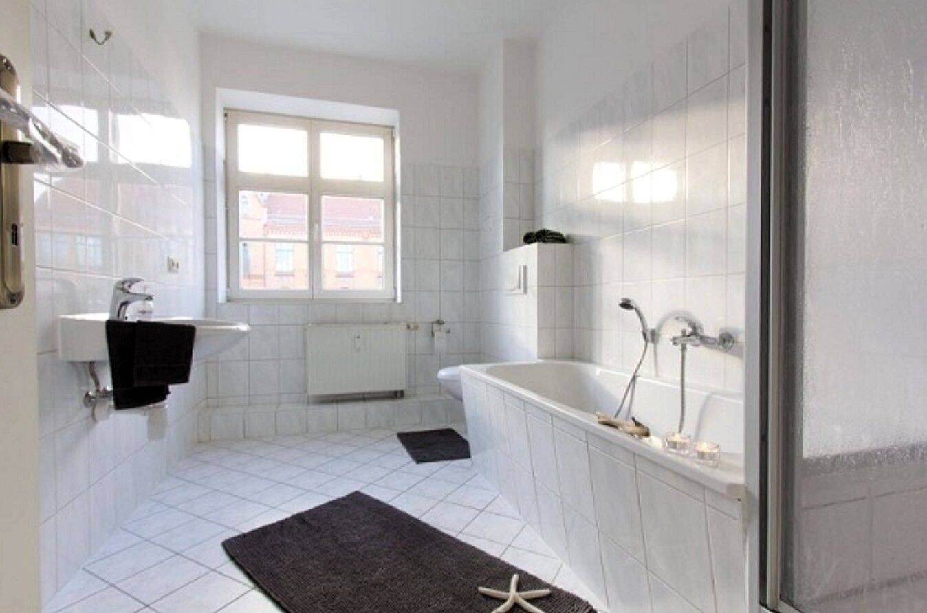 Familiennest mit Wanne, Dusche und kleinem Balkon, 39108 Magdeburg (Altstadt Stadtfeld Ost)