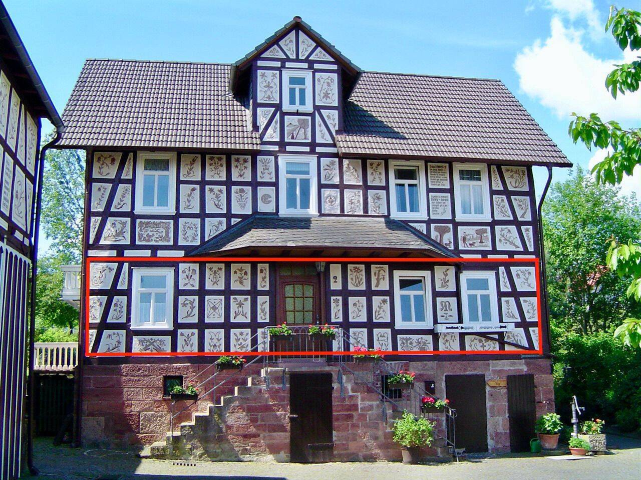 Charmante 3-Zimmer-Wohnung im sanierten Fachwerkhaus mit Terrassensitzplatz und Stellplatz in Marburg-Moischt, 35043 Marburg