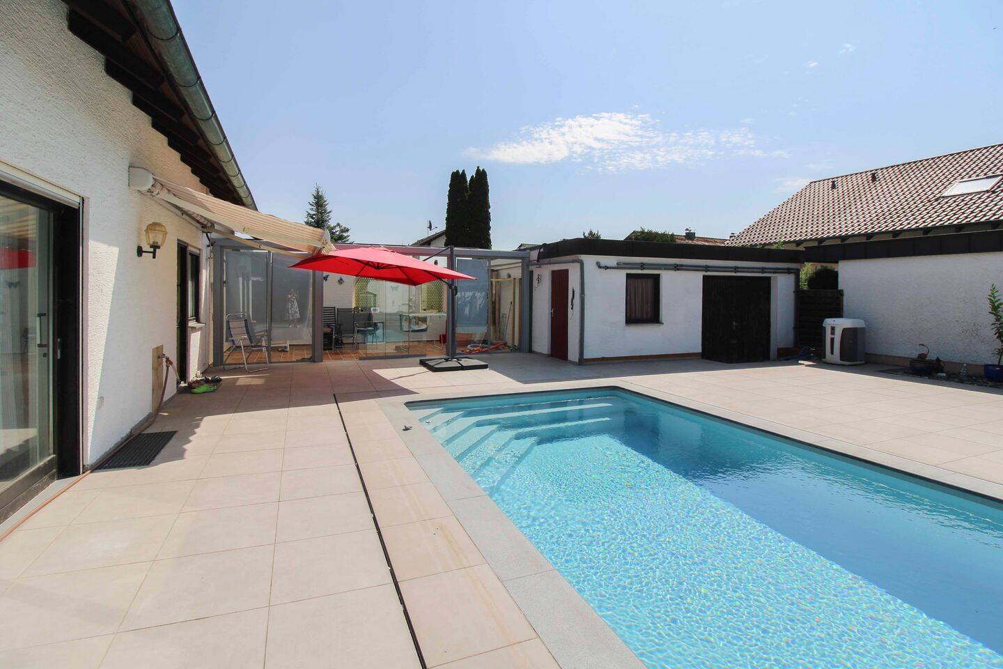 Illertissen: Großzügiges Einfamilienhaus mit Einliegerwohnung und Pool im schönen Garten, 89257 Illertissen