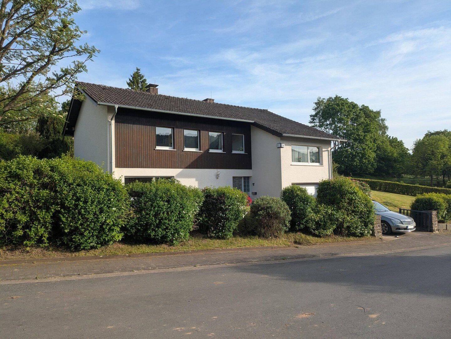 Seltene Gelegenheit in der Rhön – Charmantes, rollstuhlgeeignetes Architekten-Chalet in Ortsrandlage, 36115 Hilders