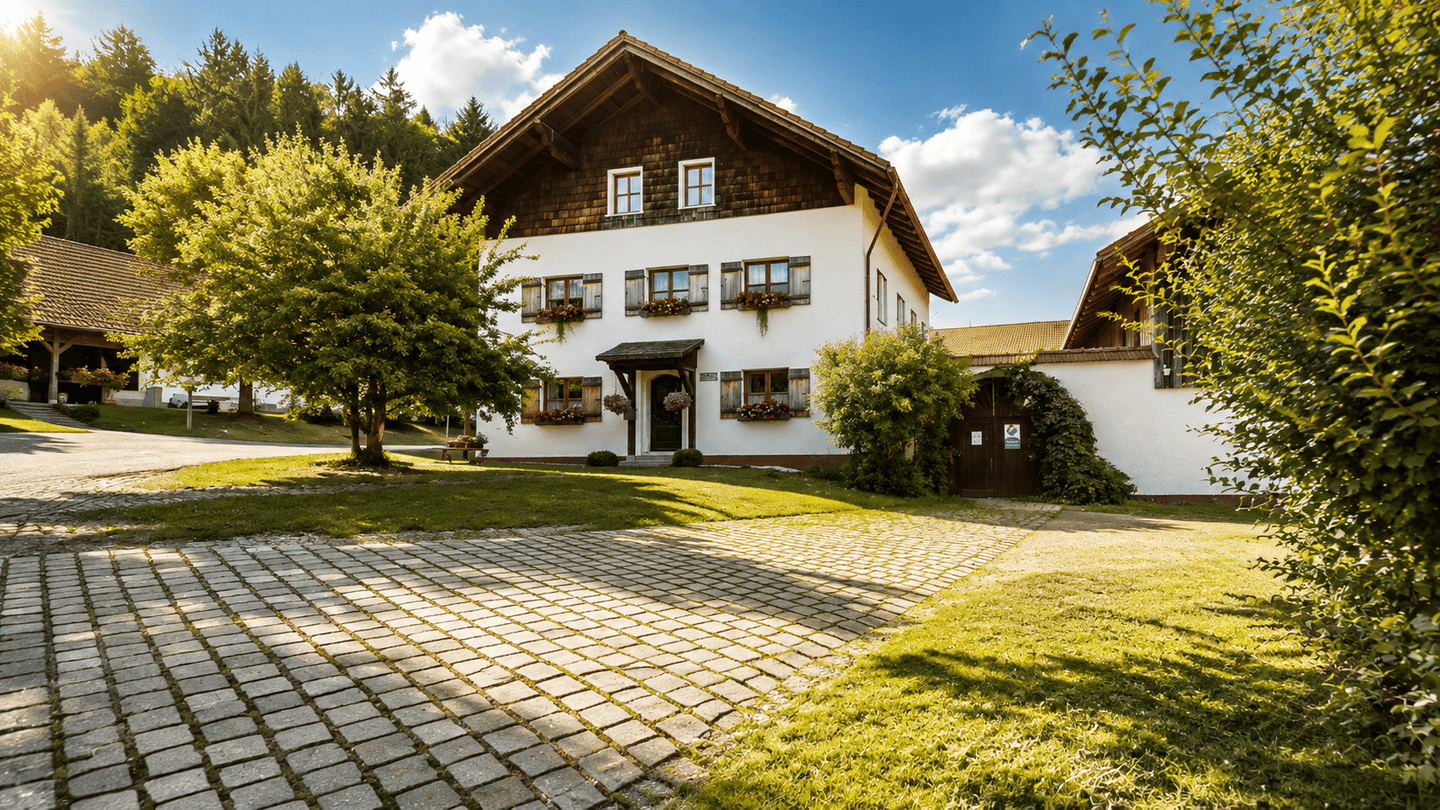 Bilderbuch-Vierseithof mit 7 Ferienwohnungen, Pferdestallung und großen Nebengebäuden im Bayer. Wald, 94536 Eppenschlag