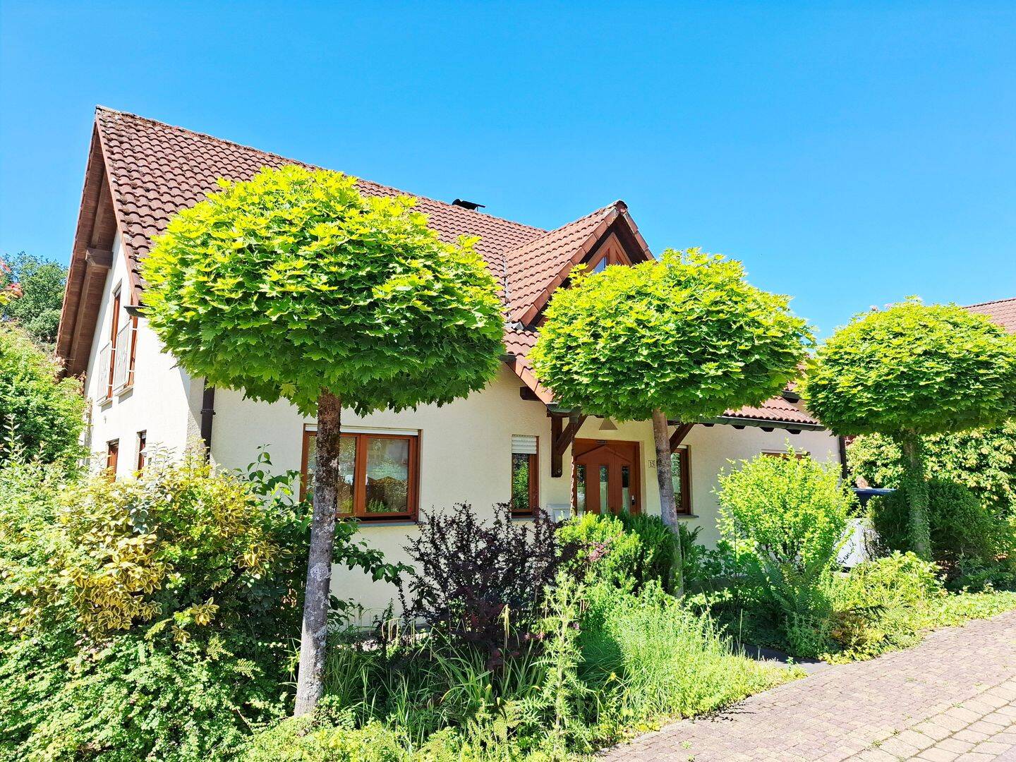 Gepflegtes Einfamilienhaus mit neuer Wärmepumpe, Fußbodenheizung und Traumgarten in Mettlach, 66693 Mettlach