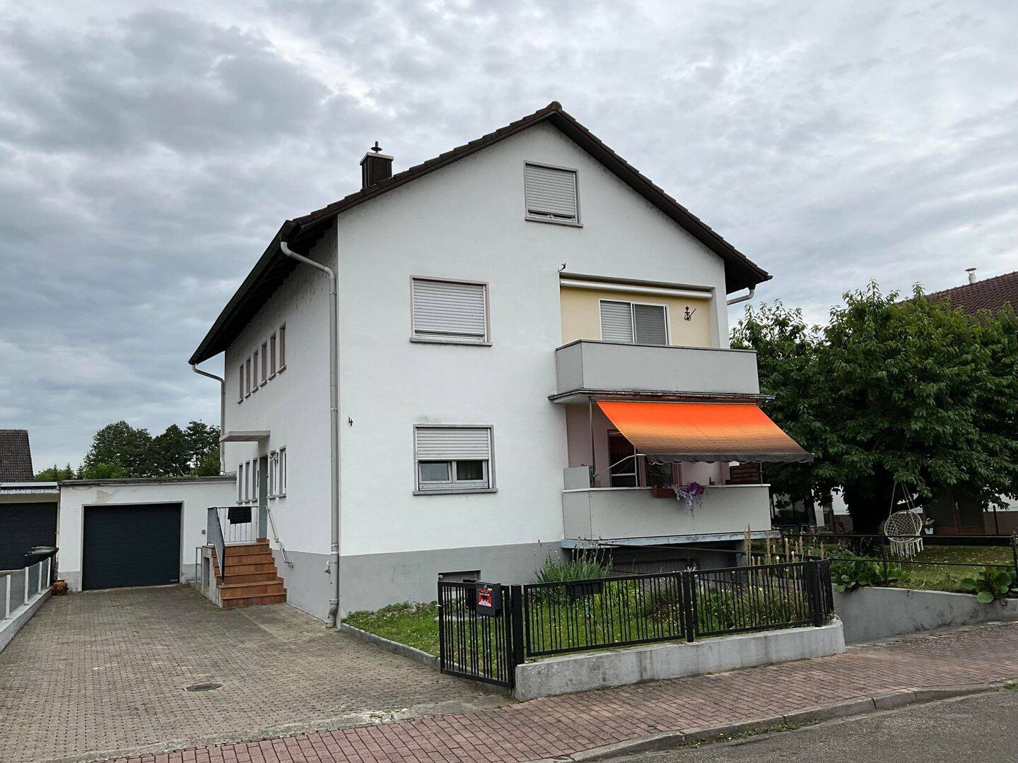 Zwei Familienwohnhaus auf schönem großen Grundstück in Schwanau-Ottenheim, 77963 Schwanau