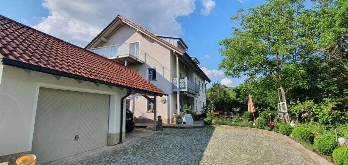4-Zimmer-Wohnung in sonniger Lage mit Balkon und Einbauküche in Frickenhausen a.Main, 97252 Frickenhausen a. Main