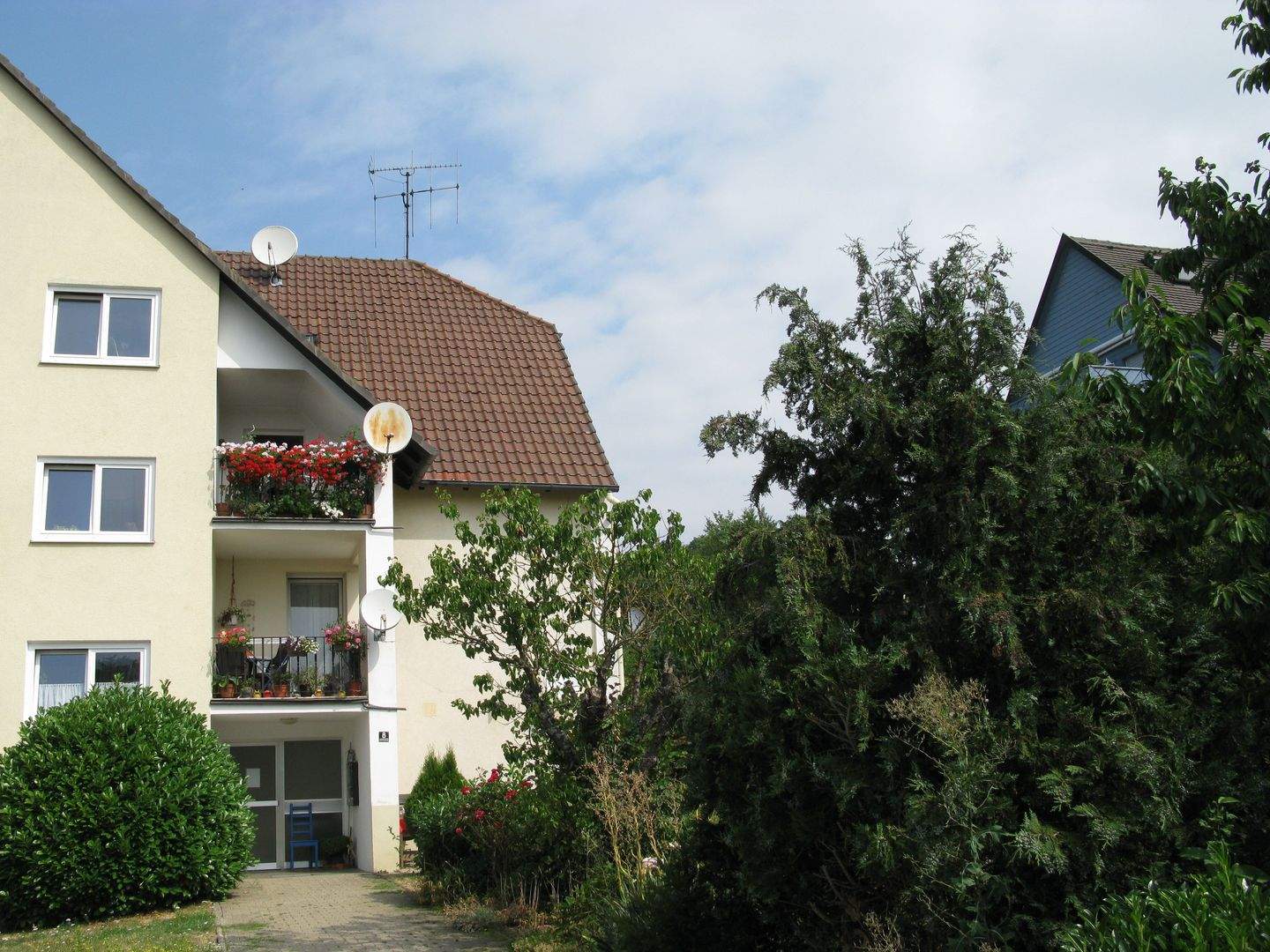 Geräumiges Mehrfamilienhaus mit 7 Wohnungen, 4 Garagen und Stellplatz in Bester Lage in Lichtenfels, 96215 Lichtenfels