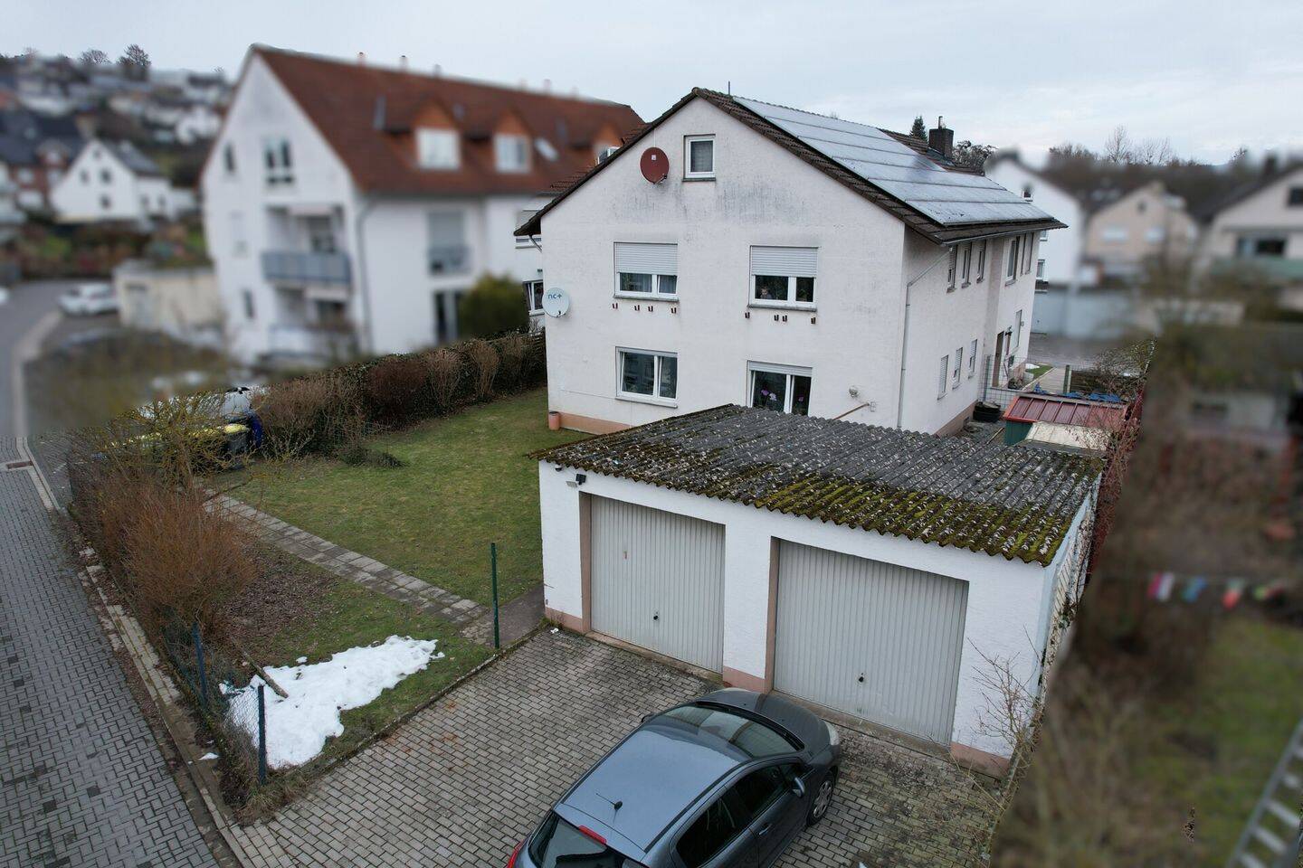 Massives Mehrfamilienhaus mit Garten, 3 Garagen und PV-Anlage, 37688 Beverungen