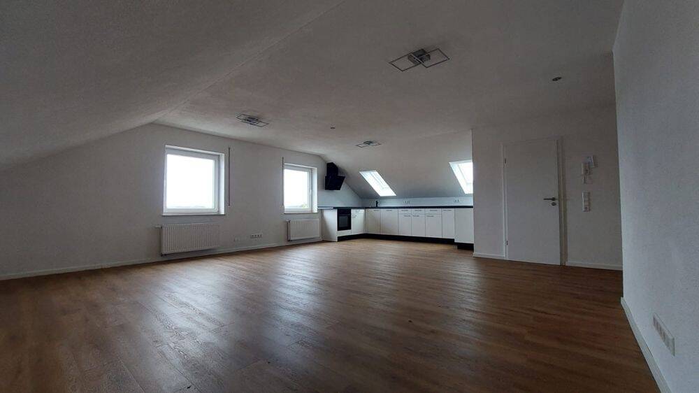 Neu renovierte Dachgeschoss – Wohnung mit Balkon – sofort frei, 73485 Unterschneidheim