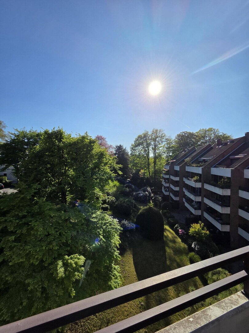 Traumhafte Dachgeschosswohnung mit Kamin, zwei Balkonen und Blick ins Grüne, 40883 Ratingen